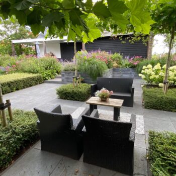 Schaduwplek met prachtig uitzicht in eigen tuin