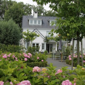 Witte villa met romantische tuin