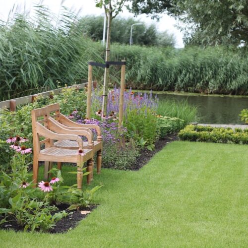 bankje in boerderijtuin