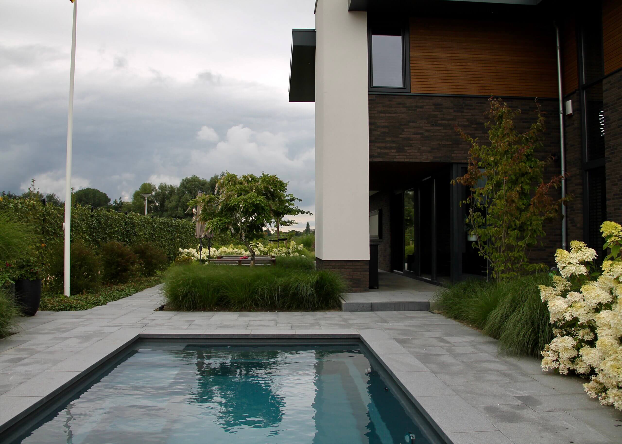 afbeelding van moderne villa met zwembad