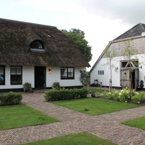 Klinkerpaden in de voortuin van een boerderij