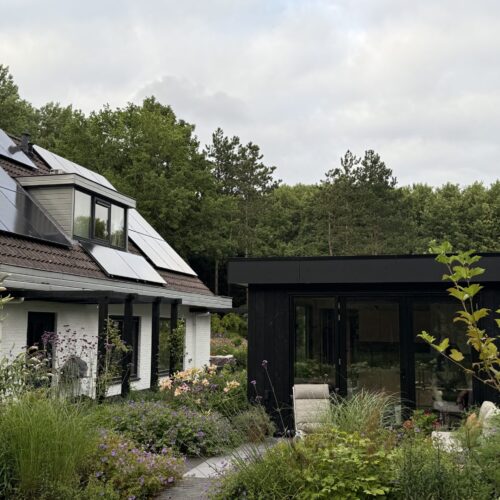 bijgebouw in de tuin met een kantoor en in de toekomst een sdauna en een jacuzzi