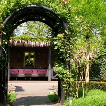 Veranda in romantische tuin