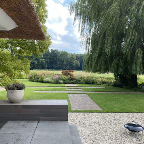 moderne strakke landelijke tuin in het buitengebied