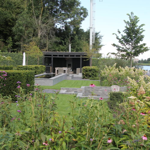 orangerie, bijgebouw en botenlift in de tuin aan het water