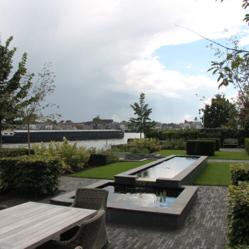 strakke tuin aan het water